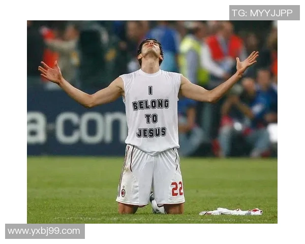 足球明星精彩摆台姿势视频展现球场魅力与个人风采的完美结合 足球明星精彩摆台姿势视频展现球场魅力与个人风采的完美结合