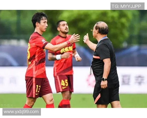 足球明星打手机事件引发热议视频曝光引发球迷热情讨论