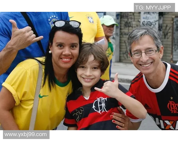 足球明星与抓娃娃的趣味瞬间精彩合集,展现运动员生活中的另一面 足球明星与抓娃娃的趣味瞬间精彩合集,展现运动员生活中的另一面